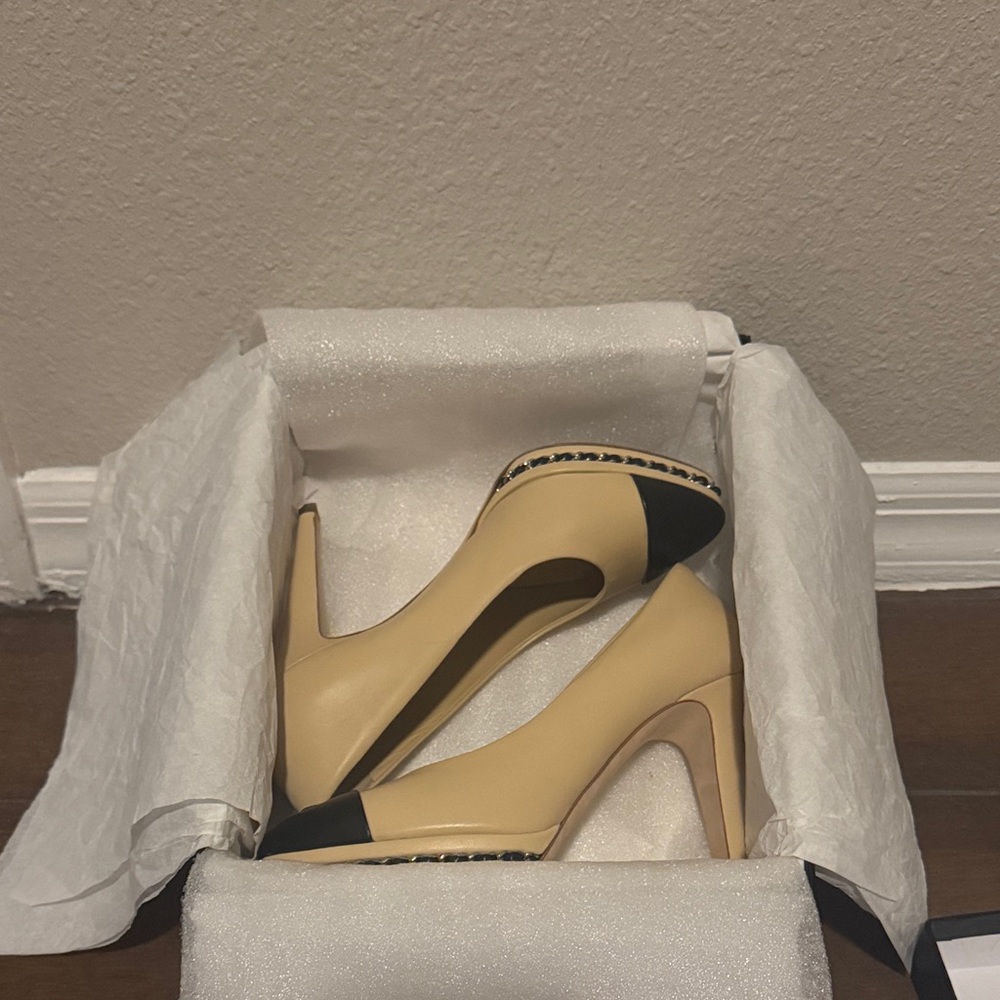 CHANEL Lambskin Pumps Beige/Black - Picture 5 of 6